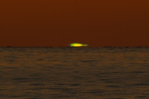 太陽が沈む直前に緑色の閃光「グリーンフラッシュ」が観察された＝１４日午後５時５２分、伊良部島長山港から（金子進撮影）