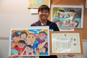 「家庭の日」絵画・ポスター部門で最優秀賞を受賞した山里彩矢芽さん＝２２日、県庁