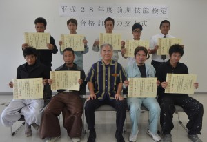 川満課長（前列中央）と合格者らは記念撮影した＝３０日、県宮古合同庁舎