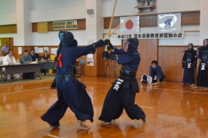 剣道の紅白試合では気迫のこもった激しい打ち合いがあった＝２２日、宮古島署