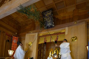 社殿のすすを丁寧に払う、奥間神主（左）と古波蔵神主＝２５日、宮古神社