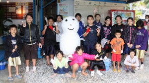 「雪塩だるま」を完成させた子供たち＝２７日、雪塩ミュージアム