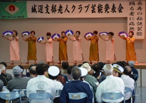 会員たちが息の合った踊りを披露した芸能大会＝１４日、城辺公民館