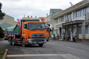 初荷の原料糖を載せて工場を出発するトラック＝２８日、宮糖城辺工場