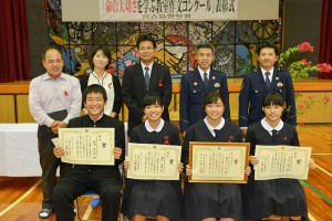 受賞した生徒と関係者の皆さん＝１日、狩俣中学校