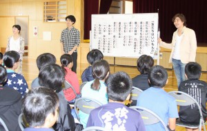 美しい日本語の話し方を指導する（左奧から）服部さん、戸高さん、南さん＝９日、久松小学校体育館