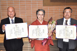県文化協会賞で表彰された（左から）川満会長、新里さん、仲地さん＝４日、豊見城市中央公民館
