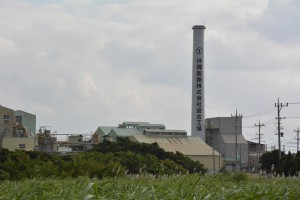 ボイラー設備工事を終え来月１１日から今期操業を開始する沖縄製糖宮古工場＝２４日、下地上地
