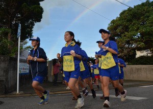 スタート時には上空にくっきりと虹が出現し、大会を盛り上げた＝４日、下地中学校前
