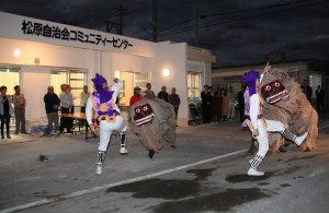 獅子舞を奉納する青年会のメンバーたち＝１７日、松原自治会コミュニティーセンター前