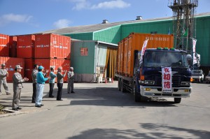 初出荷式で安全を祈願し製品を送り出す関係者ら＝２６日、宮糖多良間工場
