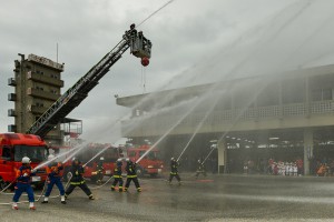 １年間の安全、安心を祈念して、一斉放水が行われた＝７日、市消防本部