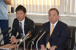 記者会見で前教育長を刑事告発したと語る安慶田光男前副知事（右）ら＝２６日、県庁