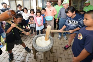 餅つきに挑戦する子供たち＝８日、東川根公民館