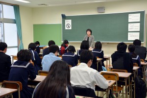 大学入試センター試験がスタート。宮古地区では１３５人が初日の教科に挑んだ＝１４日、宮古高校