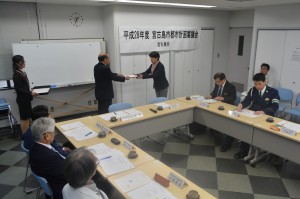 長濱副市長（左）が新委員１人１人に委嘱状を手渡した＝１０日、市役所平良庁舎