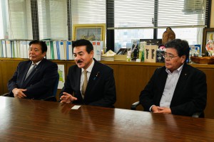 長濱副市長を表敬した（左から）平良氏、佐藤氏と佐久本氏＝６日、市平良庁舎