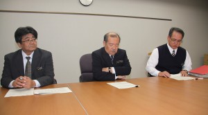 ０７年度当初予算の概要を発表する長濱副市長（中央）と宮国高宣総務部長（左）、下地美明財政課長（右）＝１０日、市役所平良庁舎