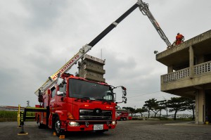 塀を避けて屋上から救助するデモンストレーションで汎用性を展示した＝２８日、宮古島市消防本部