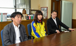 長濱副市長を表敬した（左から）森川監督、石井主将と濱田さん＝１日、市平良庁舎