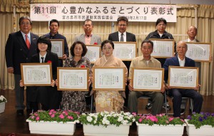 市民運動の実践が評価されて表彰された皆さんと前川会長（後列左）＝１７日、平良・レストランクール