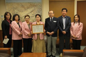 長濱副市長（右から３人目）に感謝状の受章を報告した佐渡山さん（中央）と赤十字奉仕団員ら＝８日、市役所平良庁舎