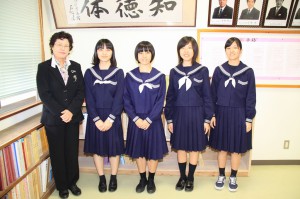 平良校長（左）と琉球大学推薦入試合格を報告した（左２人目から）真壁さん、川満さん、謝敷さん、新川さん＝２１日、宮古高校