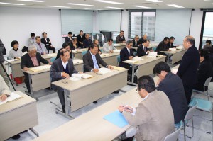 長濱副市長から提出議案の説明を聞く議員たち＝１０日、市役所平良庁舎