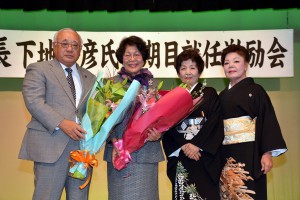 就任激励会で花束の贈呈を受ける下地氏（左）と千鶴子夫人（左から２人目）＝１０日、市内ホテル