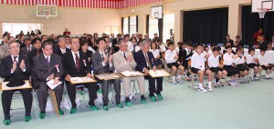 児童や地域住民らが集まって創立130周年を祝った記念式典＝１１日、狩俣小学校体育館