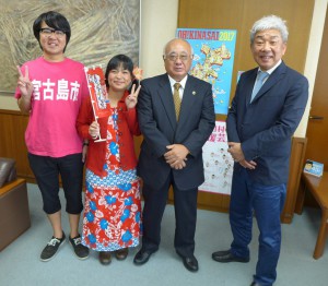 国際映画祭と宮古島市を一緒にＰＲしていくことを確認した（左から）大﨑社長、下地市長、宮川さん、寺崎さん＝６日、市役所平良庁舎