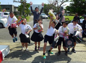 卒業生も在校生も４月から休校となる母校に別れを告げた＝２４日、宮島小学校
