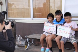 福島県の子供たちを宮古島に招く「笑顔カレンダー」の撮影会に参加した子どもたち＝１２日、マックスバリュ宮古南店前