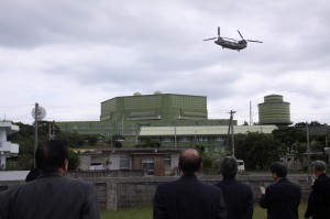 大型ヘリが自衛隊基地内に離発着する音を調査する市議会与党保守系議員ら＝１６日、上野野原部落