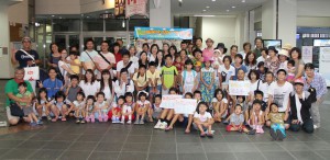 ２０１６年の保養プロジェクトで宮古島を訪れた福島の家族と宮古島の受け入れメンバーたち＝２０１６年７月２６日、宮古空港