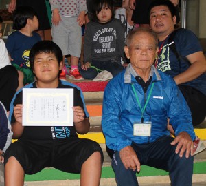 ７５万人目利用者の下地洋翔くん（左）に安慶田所長（右）から記念の品が贈られた＝２４日、宮古青少年の家