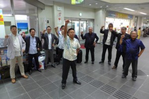 「ガンバロウ三唱」で宮古島ＰＲへの決意を示す参加者たち＝１３日、宮古空港