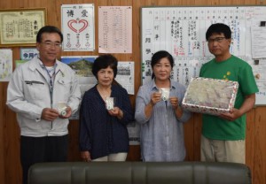 真壁支部長（右から２人目）らが砂川校長（右端）に贈った＝６日、上野小学校