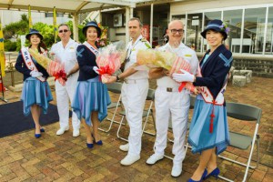 ミス宮古島からコシーニ船長（写真左から４人目）らに歓迎の花束が贈呈された＝６日、平良港ターミナルビル前