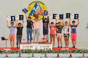 女子優勝の鷲津ら(左から4人目）トップ１０＝２４日、ＪＴＡドーム宮古島