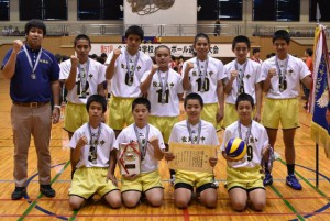 第５７回全沖縄中学校バレーボール大会で優勝した佐良浜＝２９日午後、西原町民体育館