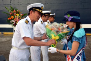 久保船長（左）らに花束が贈られた＝１１日、平良港下崎ふ頭