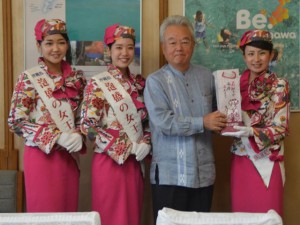 富川副知事（右から２人目）を表敬訪問した「２０１７泡盛の女王」の多良間さん（右端）と、（左から）スピーナさん、金城さん＝１２日、県庁