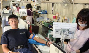 初日午前は市消防本部で実施された１７年度５月期の移動献血＝８日、市消防本部に配置された献血バス