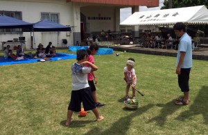 スイカ割りを楽しむ子どもたち。楽しい時間を過ごした＝５日、福山公民館