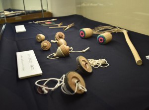 宮古ごまなどが展示されている「昔なつかしい昭和のおもちゃ」展＝２日、市総合博物館