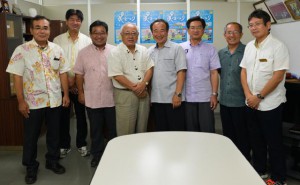 開催日などを発表した下地市長（左から４人目）と実行委のメンバー＝２１日、宮古土地改良区