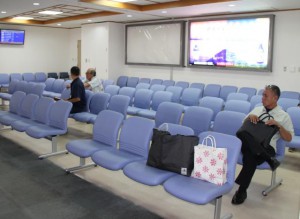 有料待合室だったスペースが搭乗待合室に改修された＝１０日、宮古空港