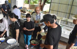 野草を使って料理に挑戦する参加者ら＝１７日、宮古青少年の家