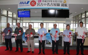 テープカットで新規就航を祝う宮川支社長（中央）と下地市長（左から３人目）ら関係者たち＝１７日、宮古空港